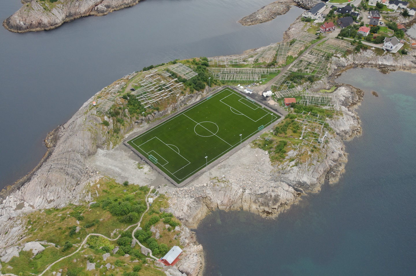 Стадион на острове. Стадион Хеннингсвер, Норвегия. Стадион на острове Хеннингсвер, Норвегия. Стадион в деревне Хеннингсвер в Норвегии. Лофотенские острова футбольное поле.