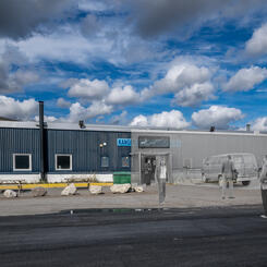 Kangerlussuaq Hostel, Former Caribou Club for Non-Commissioned Officers (Montage: 2024; Photos: 2022 and 1980s)