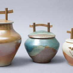 urns with wye oak handles