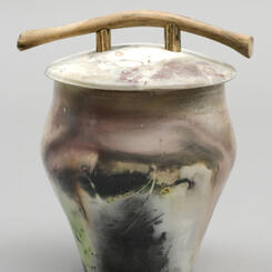 Container with Wye Oak handle