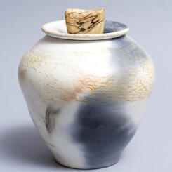 Urn with maple handle