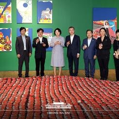 The Korean President Moon Jae-in and the First Lady Kim Jung-sook came to Eat Choco·Pie Together