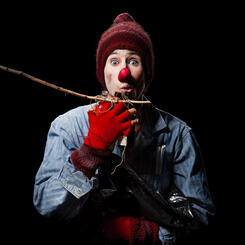 Pompo plays the bottles