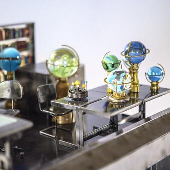 Miniature orrery and globes
