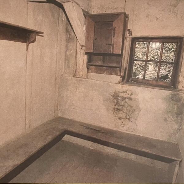 Original sleeping chamber in Saron