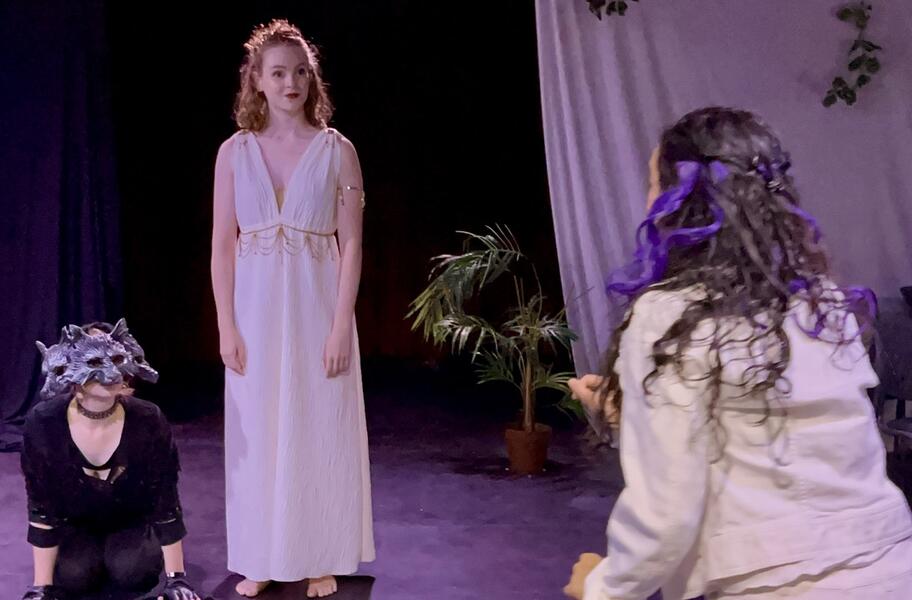 Cast - Her Across the River