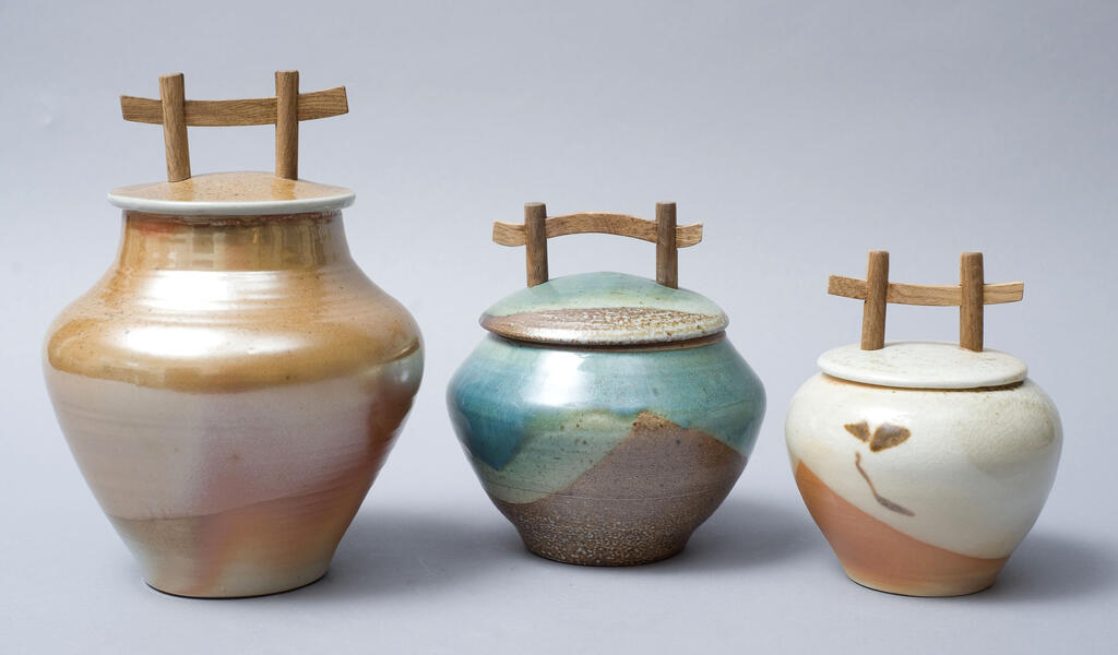 urns with wye oak handles