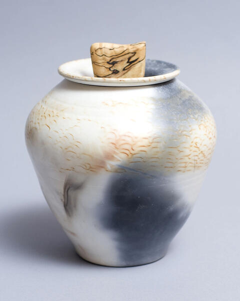 Urn with maple handle