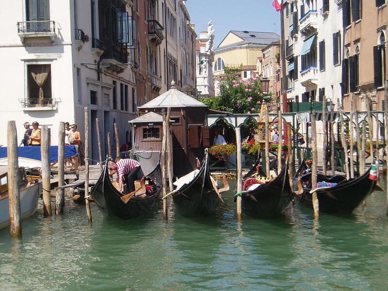 gondolas in venice(17)