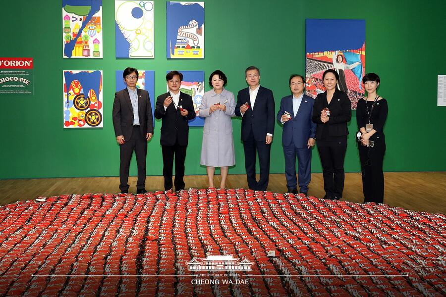 The Korean President Moon Jae-in and the First Lady Kim Jung-sook came to Eat Choco·Pie Together