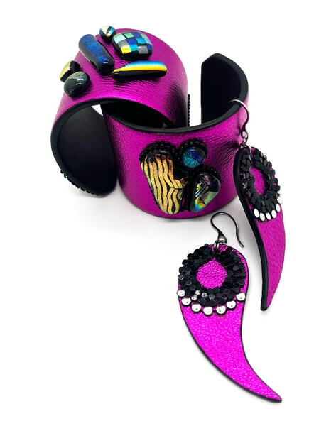 pink8.Lobe' Dangle Sharp Earrings and Complimentary Cuff Bracelets