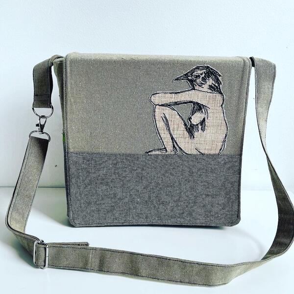 Wren Woman Messenger Bag 