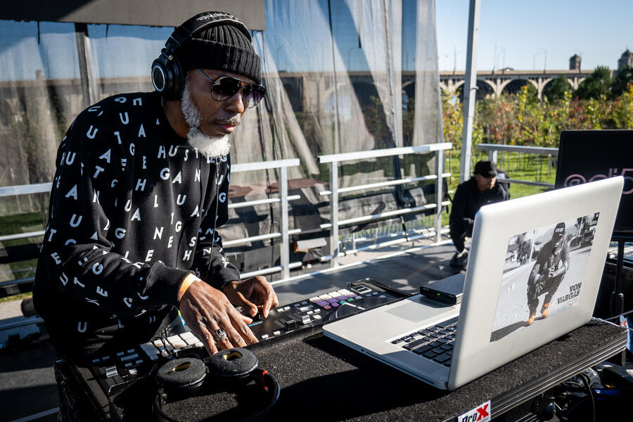 Von Vargas Djing at The 2022 City Poly Fest for a crowd of 3000 people.